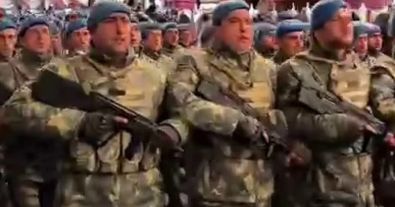 Азербайджанские военные маршируют в центре Москвы видео