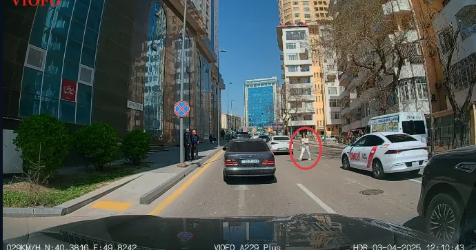 Keçidi bəyənməyən qadın maşınların arası ilə hərəkət etdi VİDEO
