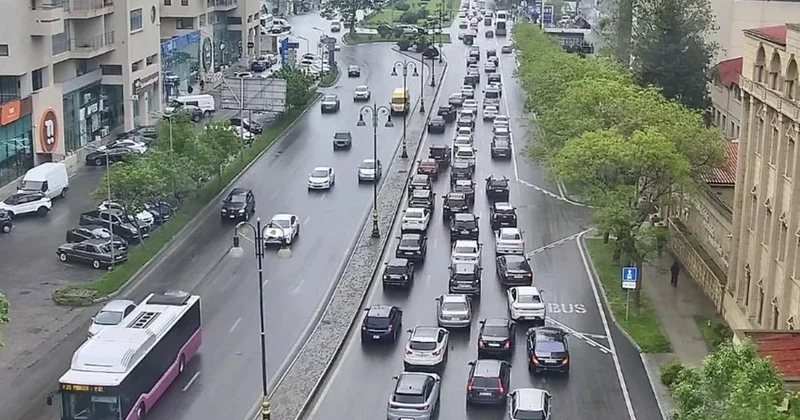 Yağışlı Bakının tıxaclı yolları SİYAHI
