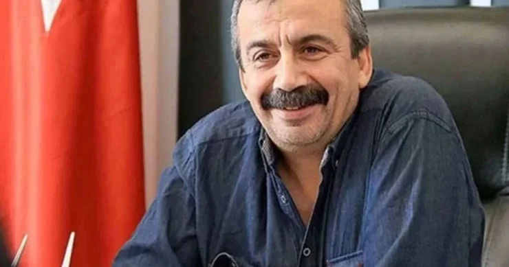 Sırrı Süreyya Önder kimdir? Rejissor, jurnalist, siyasi məhbus…