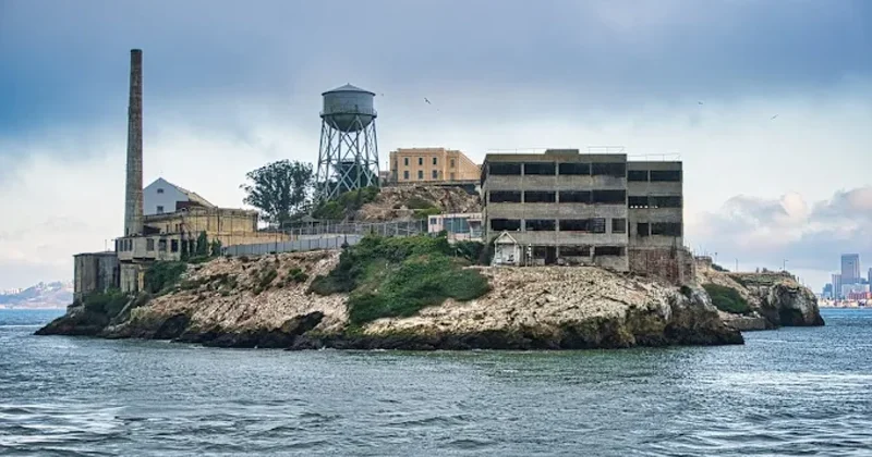 Tramp qatı cinayətkarları bu adaya sürgün edəcək FOTOLAR