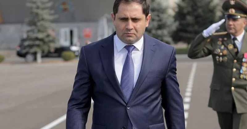 Ermənistanın müdafiə naziri Yunanıstana getdi