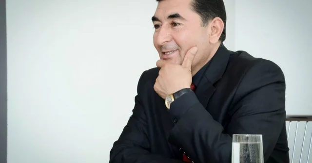Xalq artistindən Elzasayağı tərz: ayaqqabılarını tərs geyindi FOTOlar