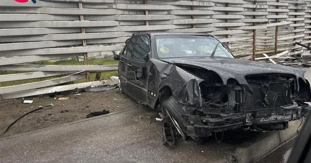 В столице автомобиль врезался в ограждение