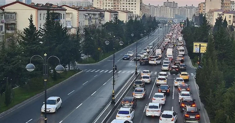 На ряде улиц и проспектов столицы затруднено движение транспорта СПИСОК