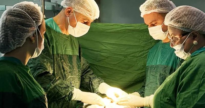 Təkrar qarın yırtığında innovativ üsul tətbiq olundu FOTO