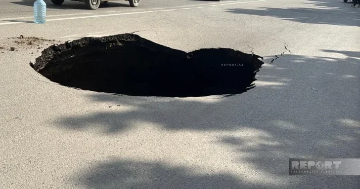 На одной из улиц Сумгайыта обрушилось дорожное покрытие