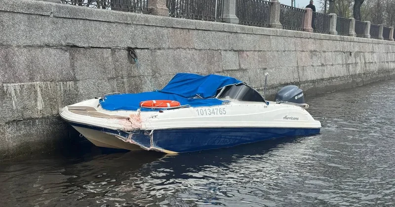 В Санкт Петербурге катер с пассажирами столкнулся с опорой моста