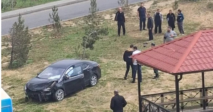Bayılda idarəetmədən çıxan avtomobil binanın həyətinə düşdü FOTO