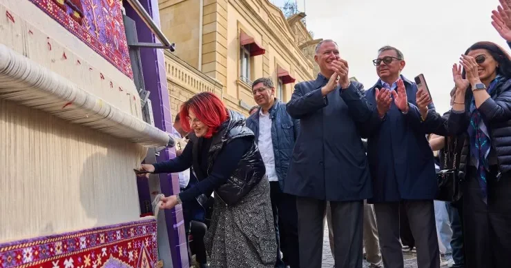 Azercell Beynəlxalq Xalça Festivalında “Minlərlə ilmə, bir güc” xalçasını təqdim etdi