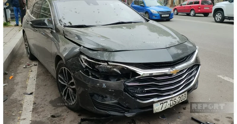 В Гяндже женщина погибла, оказавшись зажатой между авто и киоском