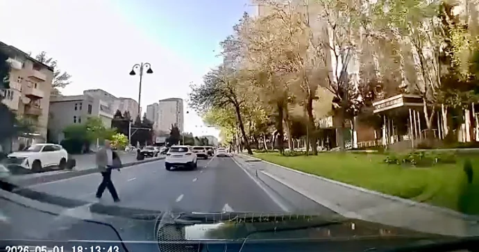 Orta yaşlı kişi hərəkətdə olan avtomobillərin qarşısına qəfil atıldı VİDEO