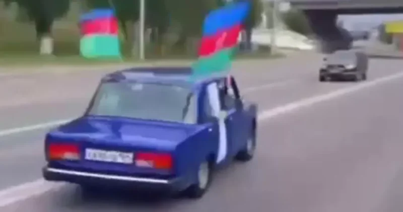 В России водителя лишили гражданства и автомобиля за поездку с флагами Азербайджана