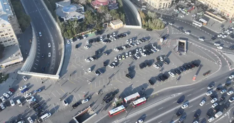 Paytaxtda parklanma azdır, amma yerlər ləğv edilir səbəb nədir?