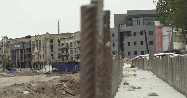 Хуже, чем в глухой деревне: в Баку жители задыхаются от пыли из за брошенной стройки
