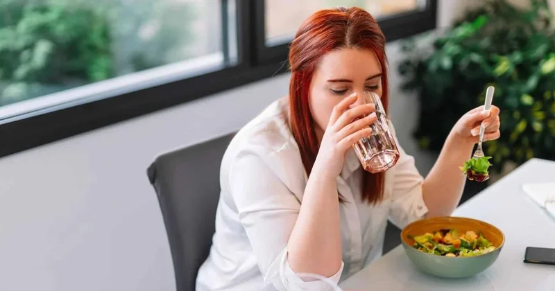 Yeməkdən əvvəl, yoxsa sonra su içmək daha doğrudur? Mütəxəssislər açıqlayır
