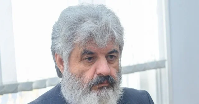 Sabiq direktor inzivaya çəkildi