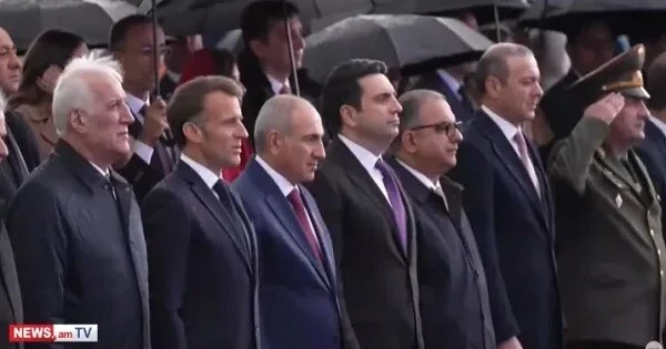Makron Ermənistanda meydan oxuyur: Rus bazasının önündə...