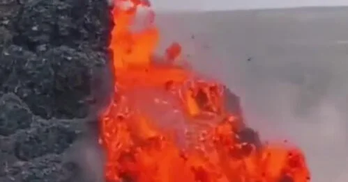 В Исландии произошло мощное извержение вулкана ВИДЕО