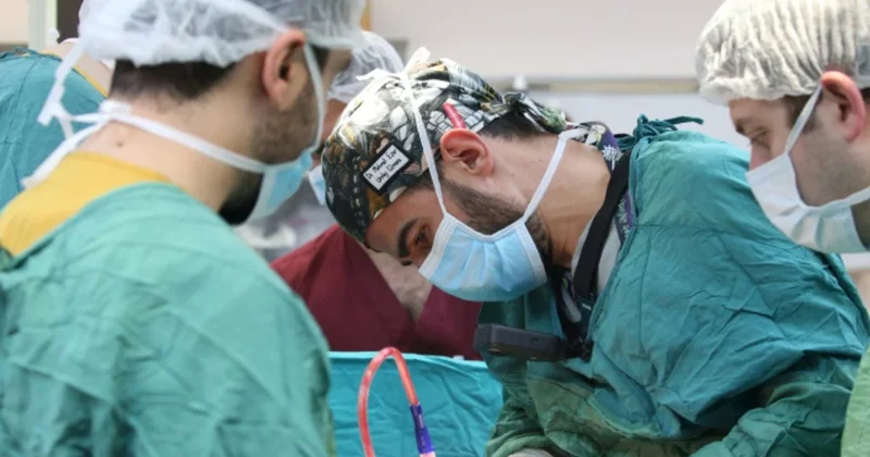 Böyrəyindən alma boyda daş çıxarıldı FOTO