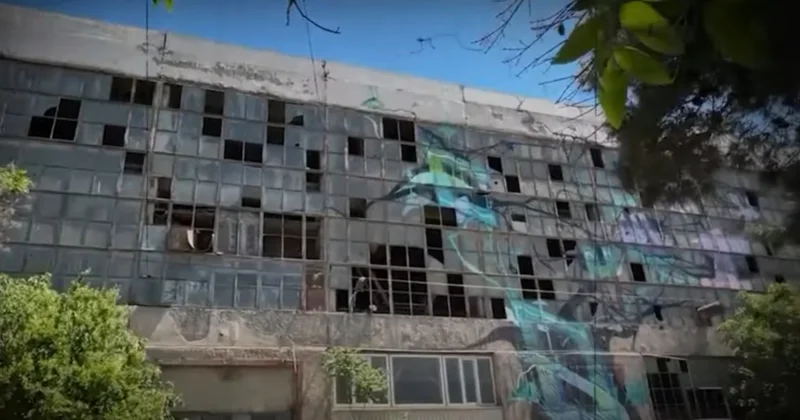 Tərk edilmiş binaya oxşayır, amma altında sirlər yatır