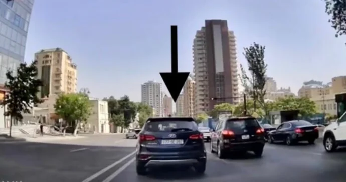 Qabağa düşmək istəyən sürücü səhv zolağa keçib yolu bağladı 77 SE 287 VİDEO