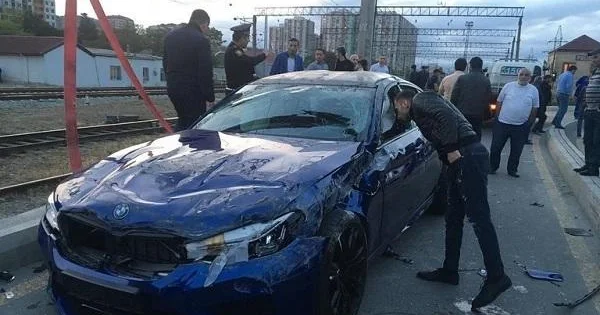 Dəhşətli qəza: BMV divara çırpıldı, 4 gənc öldü