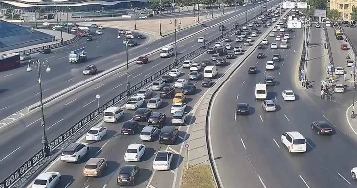 На дорогах Баку наблюдаются пробки в 17 направлениях