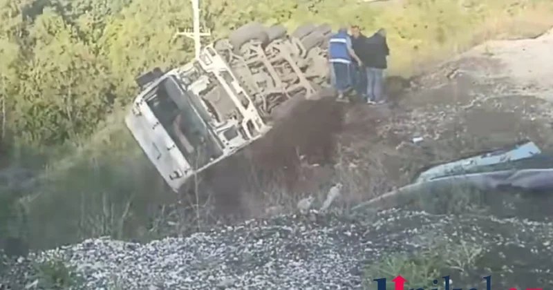 Kəlbəcərdə yük maşını aşdı