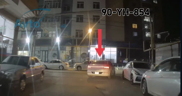Sağ zolaqda müştəri gözləyən taksi sürücüsü yolu kəsdi VİDEO