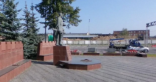 Əbədi məşəl in yanındakı memorialda yatıb və...