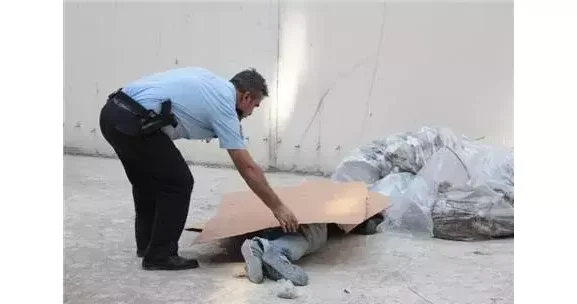 Sakitcə telefona baxır, sonra intihar edir Faciəyə aparan görünməz yol
