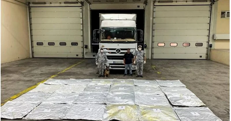 İrandan Türkiyəyə gedən yük maşınında 77 kq narkotik tapıldı Fotolar