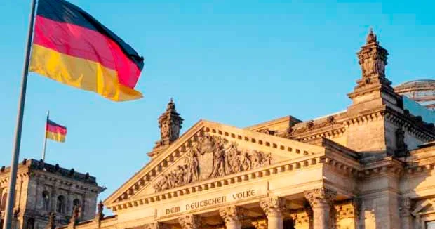 Köktürkün köynəyi problem yaratdı! Bundestaqda dözümsizlük