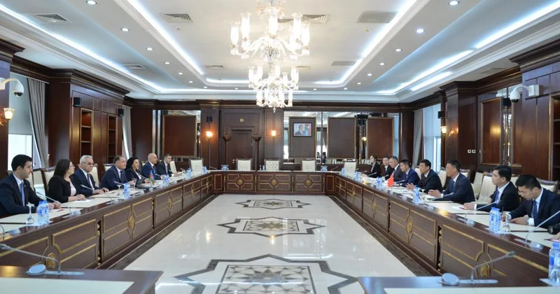 Çinli qonaqlar Milli Məclisdə