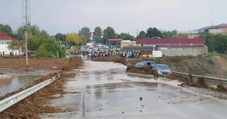 Leysan yağışları Bakı Şamaxı yolunu iflic etdi