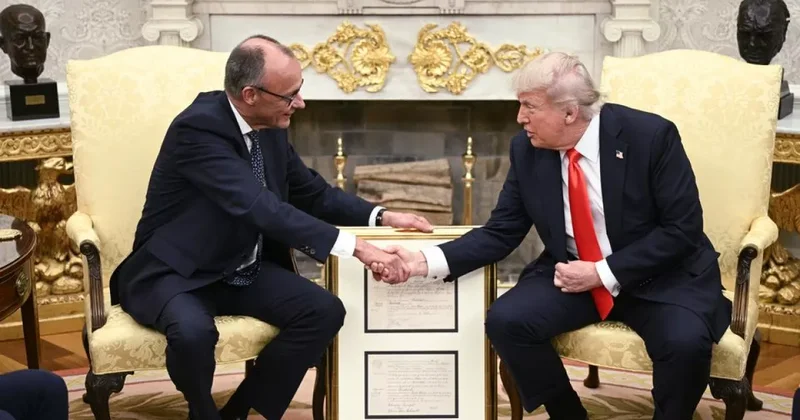 Трампу подарили копию свидетельства о рождении деда ФОТО