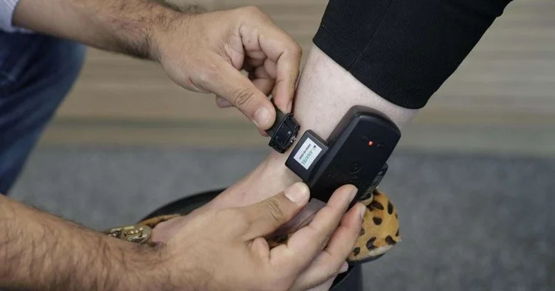 Azərbaycanda vəzifəli şəxsə elektron qolbaq taxıldı Dələduzluq...