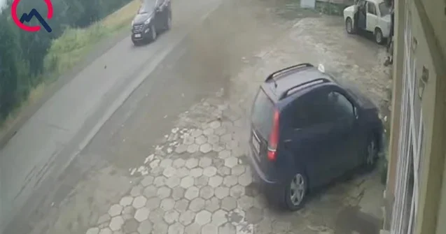 Avtomobil hasara çırpıldı, sürücü yaralandı Video