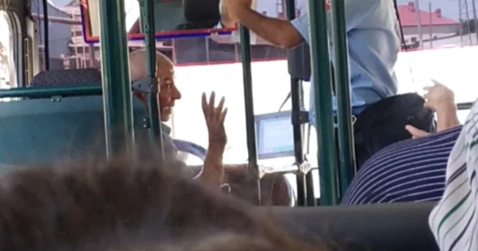 Sürücü sərnişinə görə avtobusu saxlayıb “getmirəm” dedi VİDEO