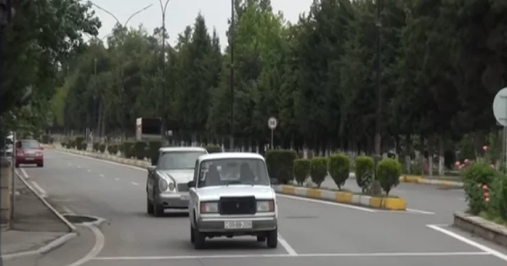 “50 qəpik əvəzinə 3 4 manat ver get” Avtobusları taksilər əvəz edir VİDEO