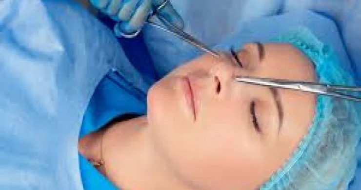 Təhsilsiz plastik cərrahla bağlı QALMAQAL: cərimə olundu
