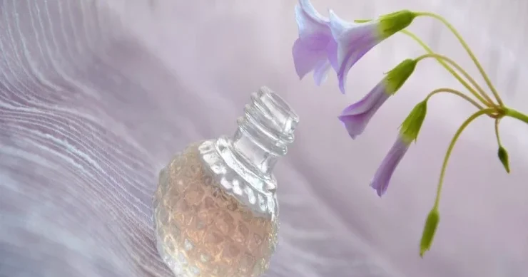Yay ətirləri: İstidə sizə zərər verməyəcək doğru qoxunu necə seçmək olar