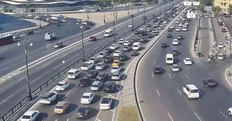 Дюжина бакинских дорог замерла в пробках: СПИСОК