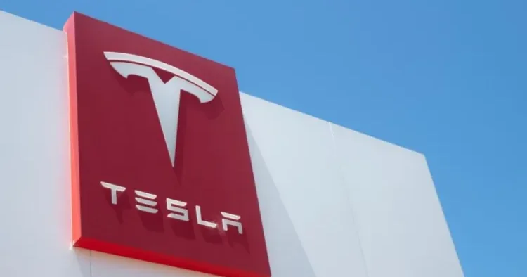 Mask Tramp qarşıdurması fonunda Tesla səhmləri 10 % UCUZLAŞDI