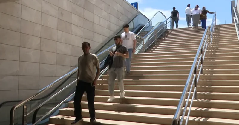 Bu yoldakı keçidin eskalatorları işləmir Video