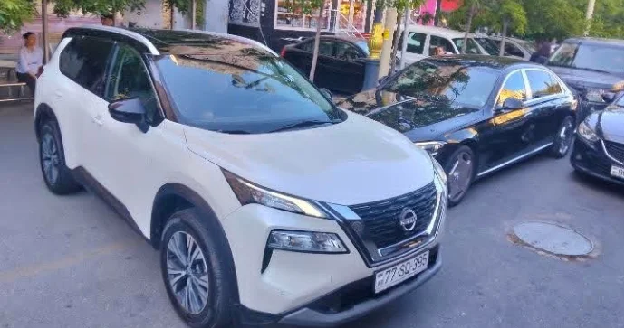 Badamdarda avtobus dayanacağı maşınların arasında itib batdı FOTO