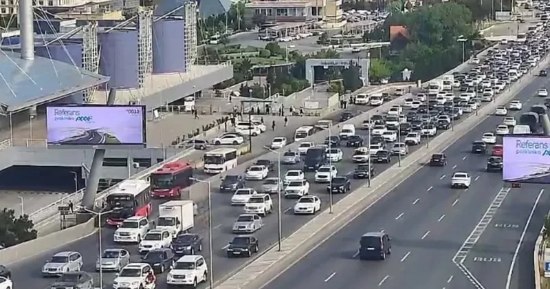 На ряде улиц и проспектов Баку затруднено движение транспорта
