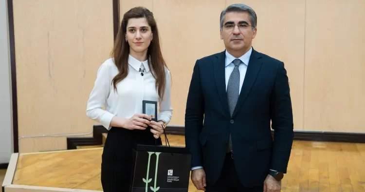 Müəllimlərə TəhsilPlus un paylanılmasına başlanıldı FOTO