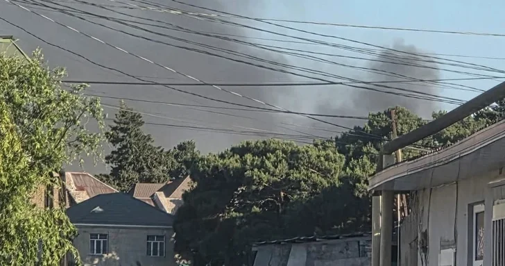 В одном из районов Баку начался крупный пожар
